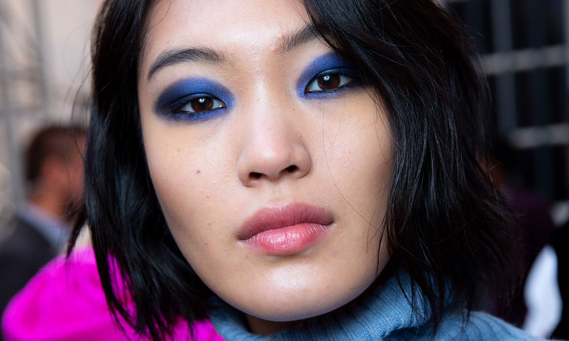 Este maquillaje para ojos marrones requiere de la potencia de una sombra azul eléctrico y del toque necesario de la máscara Lash Paradise de L’Oréal Paris.